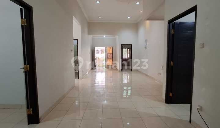 Disewakan Rumah Nyaman di Tki 3 - Lokasi Strategis, Harga Terjangkau!