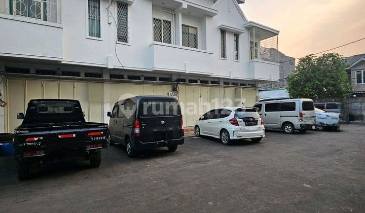 Ruko Gandeng 4 (Sudah Dijebol) 3 Lantai. 70 Juta/Unit. Posisi Badan Sampai Hoek. Tempat Parkir Luas
