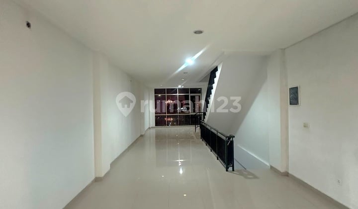 Disewakan Ruko 5 Lantai. 2 Muka Pintu. Lokasi Ramai Tempat Parkir Luas