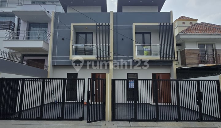 Dijual 2 Unit Rumah 2 Lantai Baru Selesai Dibangun. Hadap Timur di Meruya