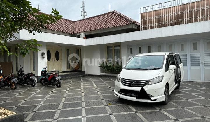 Rumah Asri , Luas Dan Area Yang Tenang di Lebak Bulus