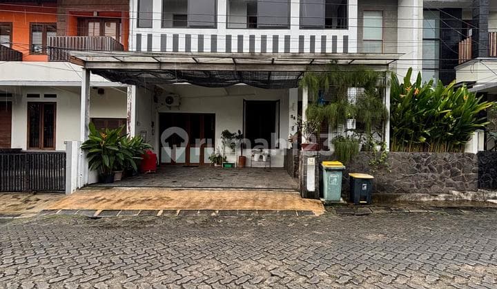 Rumah, 2 Lantai, SHM, di Veteran