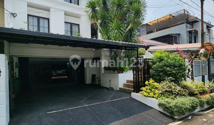 Rumah 3 Lantai Bagus Semi Furnished SHM di Pondok Indah, Jakarta Selatan