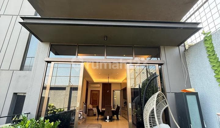Rumah Bagus Halaman Belakang Luas + Roof Top di Kemang Jaksel