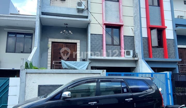 Rumah Minimalis Split Level Taman Cosmos Siap Huni