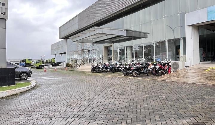 Gedung Showroom Strategis 2 Lantai Siap Pakai di Cikarang Bekasi Jawa Barat