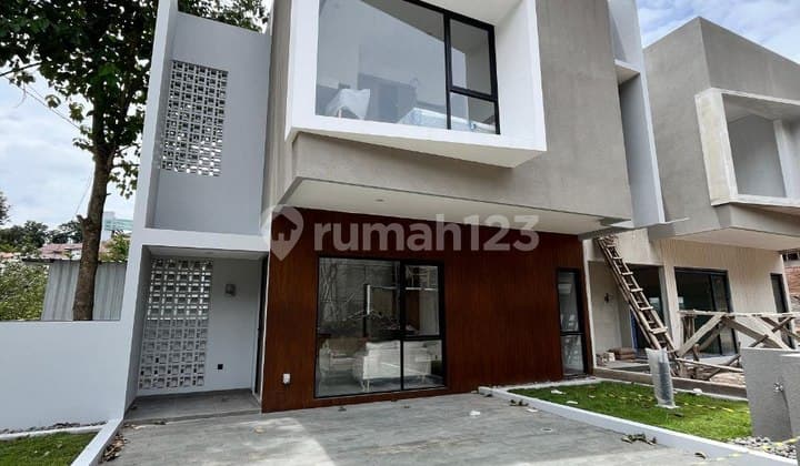 Rumah Tropis Modern dengan Fitur Smart Home, Hunian Asri di Lembah Dago. Desain yang Menyatu dengan Alam, Udara Sejuk, dan Lingkungan Cluster Premium, Pilihan Ideal Keluarga Modern