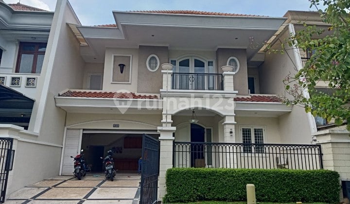 Rumah Mewah Graha Family Full Furnish Selangkah ke Club House Surabaya Barat