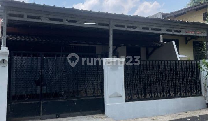 Rumah Dalam Komplek Perumahan dengan Luas Tanah 150 M2 . di Kedaung Pamulang Tangerang Selatan. Dijual dengan Harga Murah. bisa Nego. Dekat Ramayana Dept Store, Jalur Trans Jakarta, Rumah Sakit, Toll Gate Pamulang - Bandara Soeta,Toll Gate Pamulang - Jl