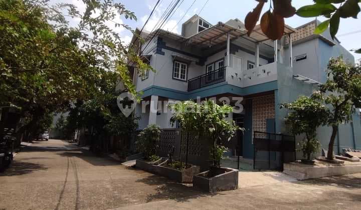 Cheapest Luxury 2 1/2 Story Cluster House for Rent. In Serua Bojongsari Depok. Near Mitra Keluarga Hospital, Brawijaya Hospital, Pamulang Toll Exit - Soeta Airport. Pamulang Toll Exit - Depok. The Park Mall Sawangan. Bojongsari Commercial Area, Banking, Schools.