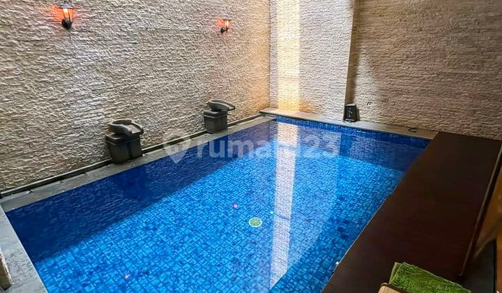 Dijual Segera! Rumah Mewah Ada Kolam Renang, Lokasi Strategis; Hanya 2 Menit Menuju Akses Tol, Stasiun KRL, Bxcmall, Rspib, Dll di Discovery Residence, Bintaro Jaya Sektor 9