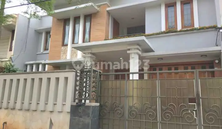 Rumah Mewah * Kolam Renang di Pondok Indah, Lokasi Strategis; Hanya 2 Menit Menuju Pintu Tol; Stasiun KRL, Mall, Rs, Pusat Bisnis, Dll. Pondok Indah, Jakarta Selatan.