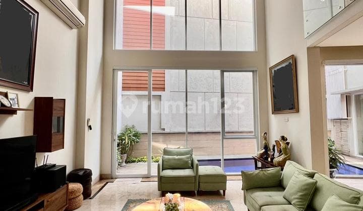 Turun Harga! Dijual Cepat! Rumah Mewah di Pondok Indah, Strategis, Dekat Pintu Tol, MRT, Rspi, Pondok Indah Mall, Sekolah, Perbankan, Perkantoran, Dll *Ada Kolam Renang* , Lokasi Strategis; Dekat Akses Tol, Stasiun MRT, Mall Bxc, Rs, Dll di Jl. Niaga Hija