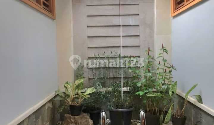 Rumah Mewah * Kolam Renang di Pondok Indah, Lokasi Strategis; Hanya 2 Menit Menuju Pintu Tol; Stasiun KRL, Mall, Rs, Pusat Bisnis, Dll. Pondok Indah, Jakarta Selatan.