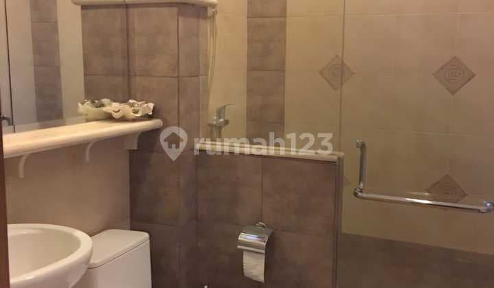 Rumah Mewah * Kolam Renang di Pondok Indah, Lokasi Strategis; Hanya 2 Menit Menuju Pintu Tol; Stasiun KRL, Mall, Rs, Pusat Bisnis, Dll. Pondok Indah, Jakarta Selatan.