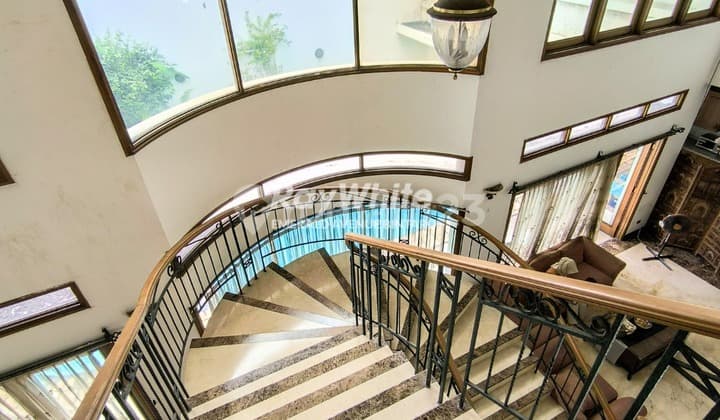 Dijual Cepat! Rumah Mewah * Ada Kolam Renang, Lokasi Strategis; Dekat Akses Tol, MRT, Pim, Rspi, Dll di Pondok Indah, Jakarta Selatan