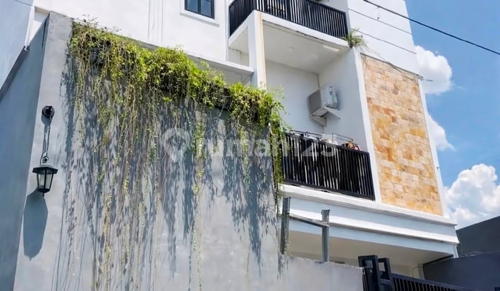 Hunianmewah 3,5 Lantai dengan Private Pool di Rempoa, Ciputat