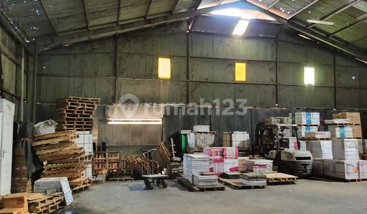 Gudang dan ruko di jalan utama Gatsu Barat Denpasar
