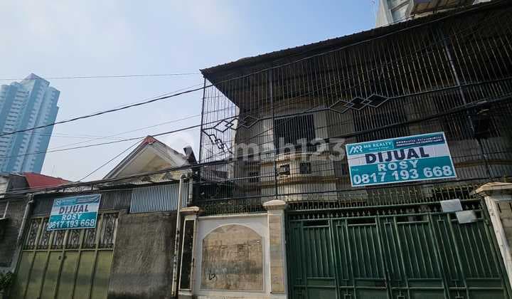 3-Unit Shophouse in Taman Sari
Size 15×16
Neat construction
By the main road