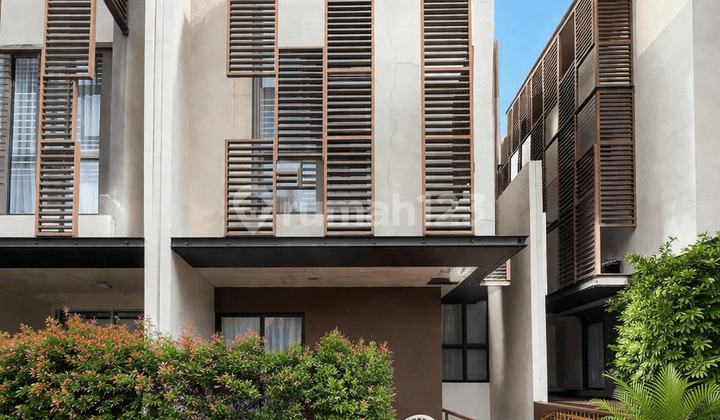 Rumah Modern Artistik Lokasi Strategis Dekat Akses Tol di BSD Pr 15682