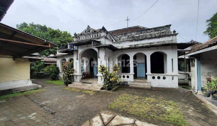 Rumah klasik jaman keraton di sriwedari Laweyan solo pinggir jalan raya