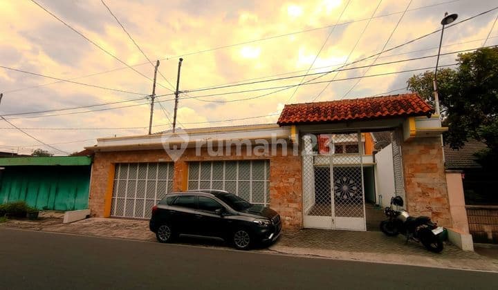 Rumah 2 Lantai di Pajang plus toko di pinggir jalan alternatif
