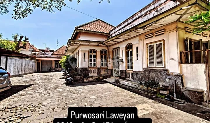 Rumah Kolonial Pinggir Jalan Raya Purwosari Laweyan