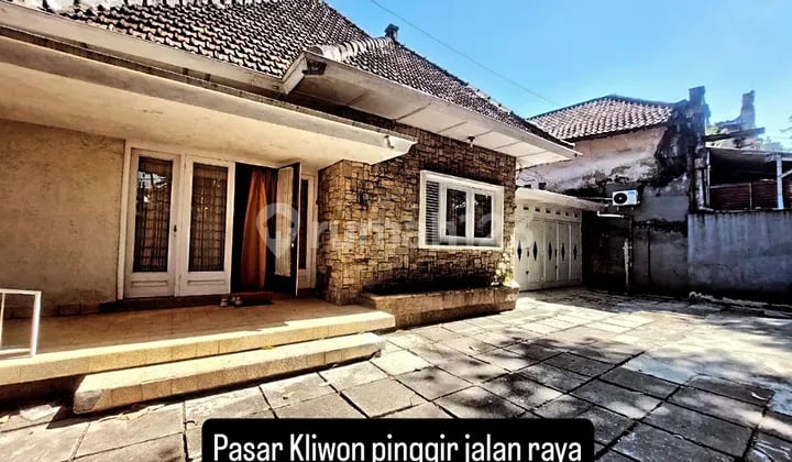 Rumah Desain Kolonial 2349 M2 Pinggir Jalan Raya Pasar Kliwon