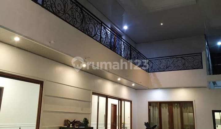 Rumah Mewah 2 Lantai Plus Kolam Renang di plumbon, Mojolaban