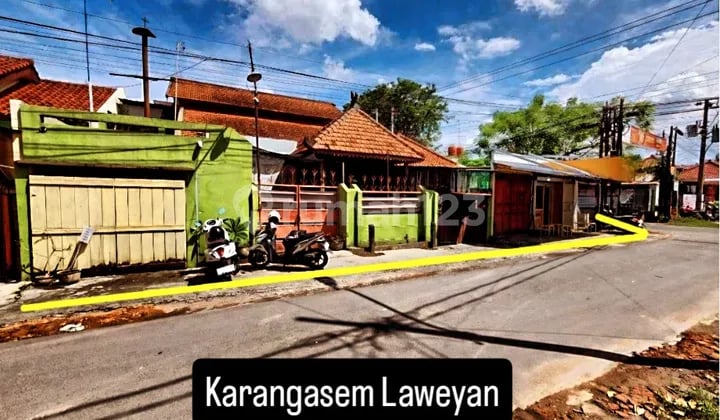 Rumah Plus Ruang Usaha Pinggir Jalan Utama Karangasem di Laweyan