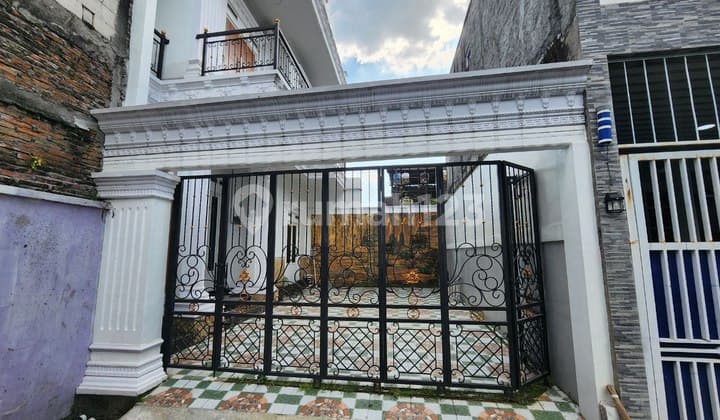 Rumah Mewah Plus Kolam Renang Di Banyuanyar Sumber