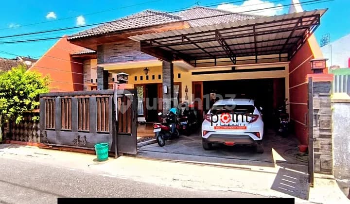 Rumah Mewah Dekat Jalan Raya Sumber di Banyuanyar Banjarsari