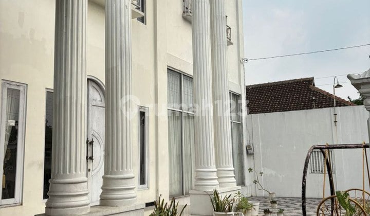 Rumah Mewah American Classic Di Pinggir Jalan Raya
