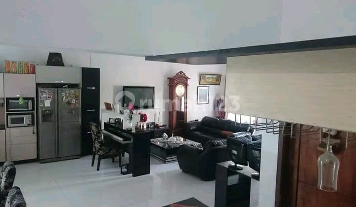 Nice house with a swimming pool in Cisaranten Kulon.