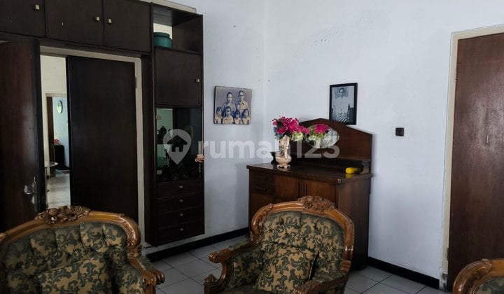 House in front of Unpas on Lengkong Besar Street, suitable for boarding/rental.