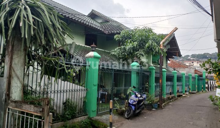 Boarding houses are suitable for investment because they are close to the university.
