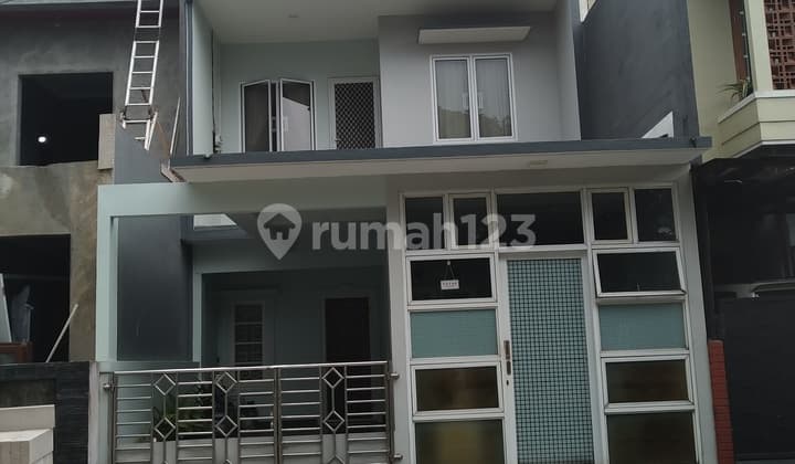Rumah Bagus 2 Lantai di Dalam Komplek Depan Taman, di Pamulang