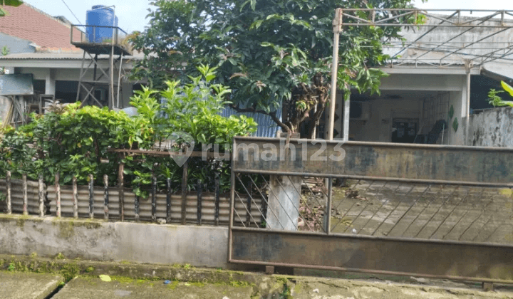 Dijual Rumah Tua Hitung Tanah di Depok Utara