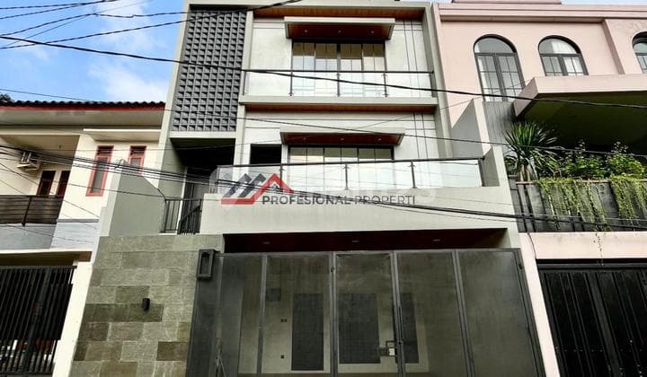 Rumah Siap Huni dengan Kolam Renang Pribadi di Cilandak, Jakarta Selatan.
