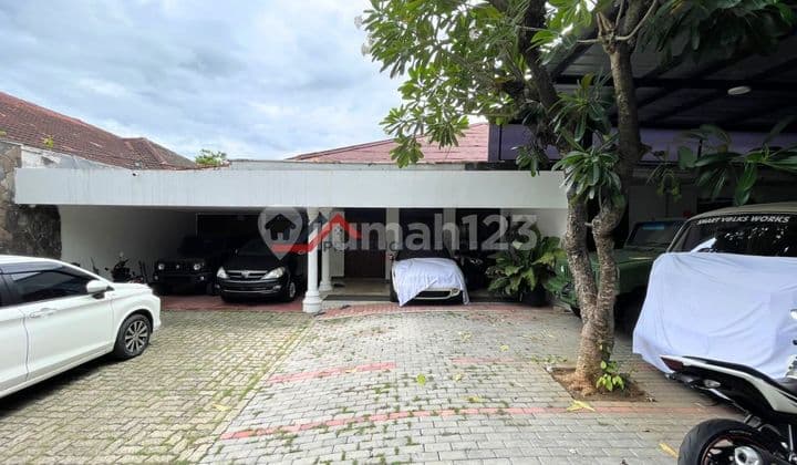 Rumah Satu Lantai Parkiran Luas di Lengkapi Kolam Renang di Cipete Jakarta Selatan