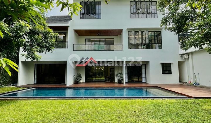 Luxury house in a strategic area in Kebayoran Baru, 2-story house with good SHM (Certificate of Ownership)