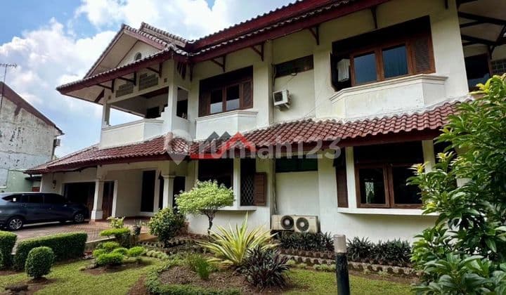 Old House Livable in a Strategic Location