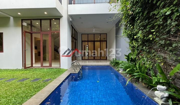 Rumah Dalam Komplek Dengan Private Pool Taman Luas Di Kemang Jakarta Selatan