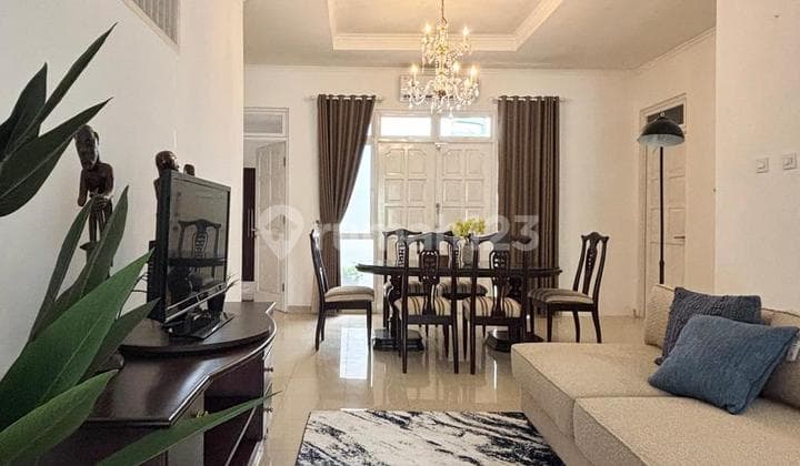 Rumah Cantik Semi Furnished di Cinere Taman Depan & Belakang