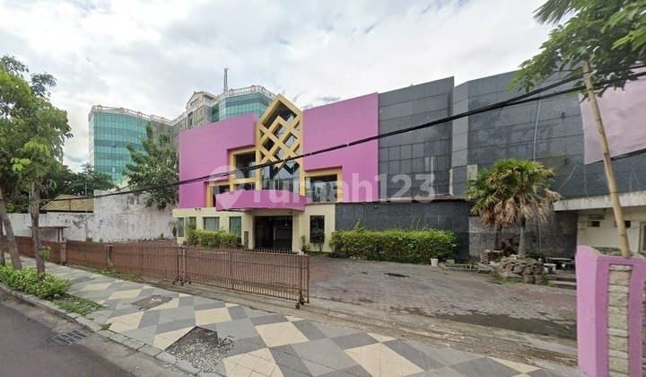 Gedung Serbaguna di Jalan Raya Genteng Kali Surabaya Strategis