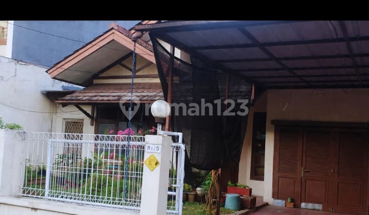 Rumah Bagus 1,5 Lantai Dalam Komplek Jakarta Timur - Bebas Banjir, Dekat Stasiun