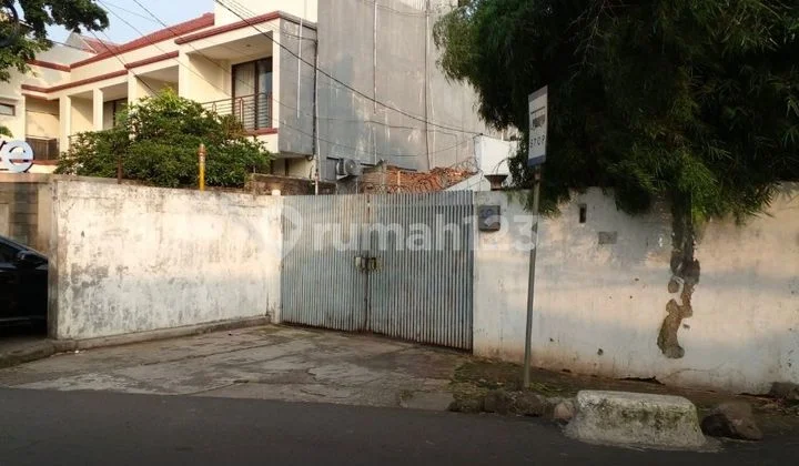 Nice House Near Public Facilities in Elite Area in South Jakarta