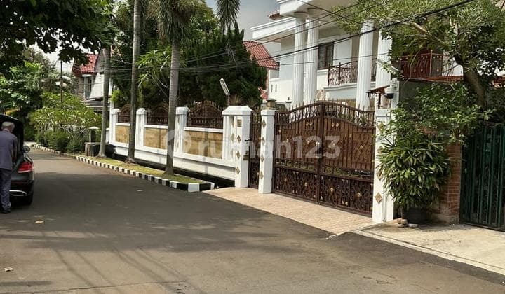 Rumah Cantik di Komplek Elit