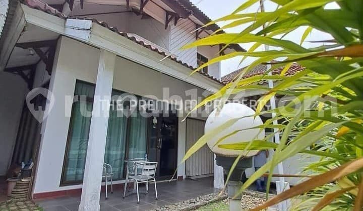 In a 2-story house with easy access near TB Simatupang