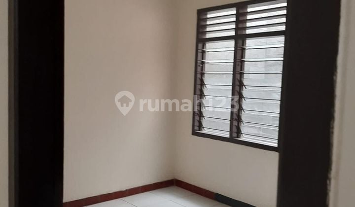 Rumah satu setengah lantai siap huni di pondok kelapa area